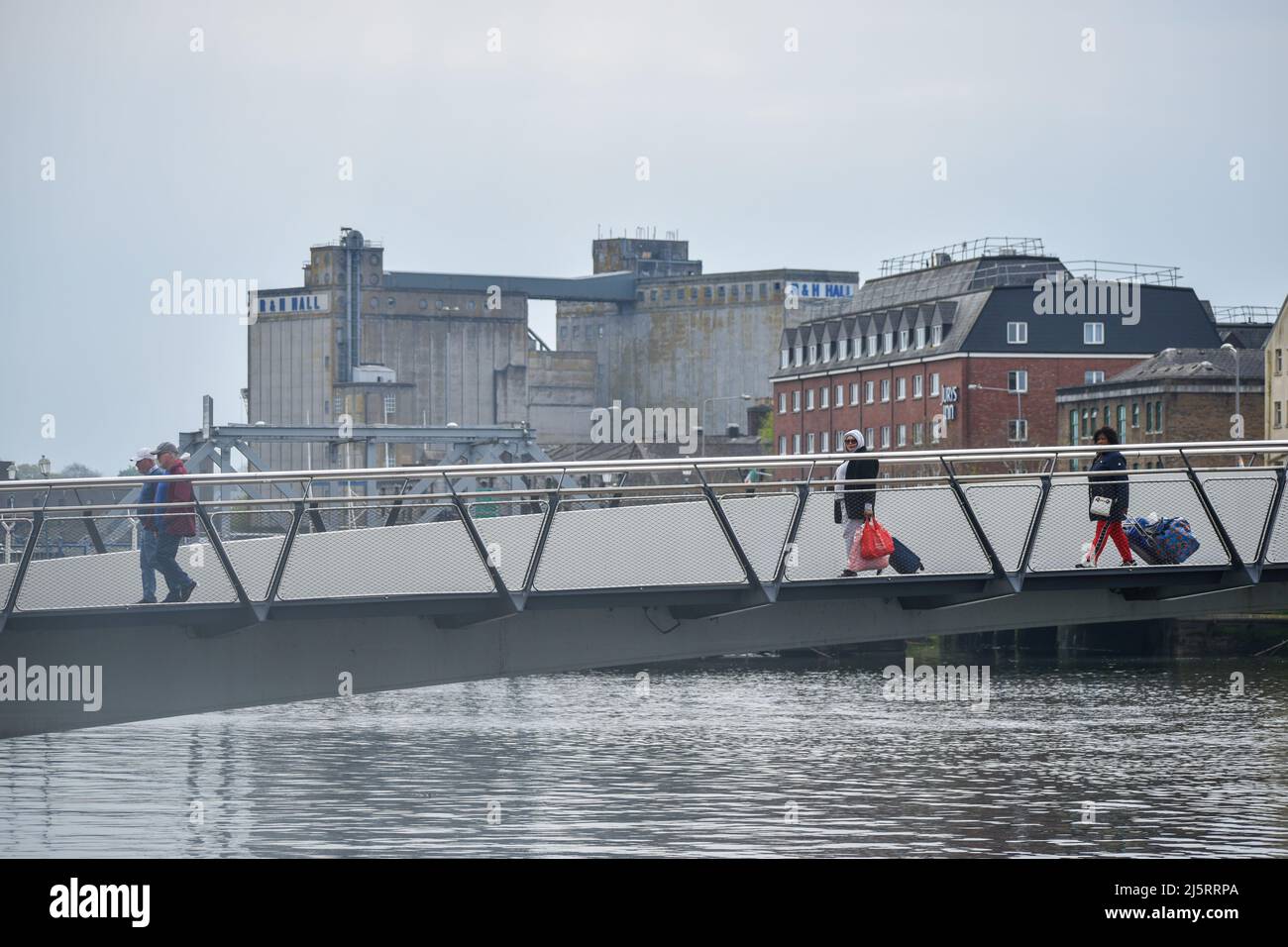 Touristes traversant le pont Mary Elmes dans la ville de Cork. Irlande. Banque D'Images