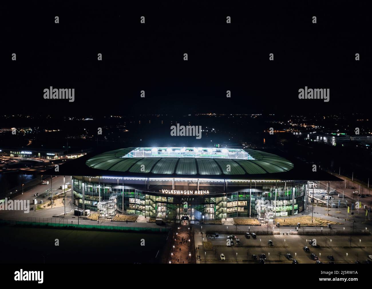 Wolfsburg, Allemagne - Mars 2022: Vue aérienne de nuit sur le stade illuminé Volkswagen Arena après le match VfL Wolfsburg Bundesliga Banque D'Images