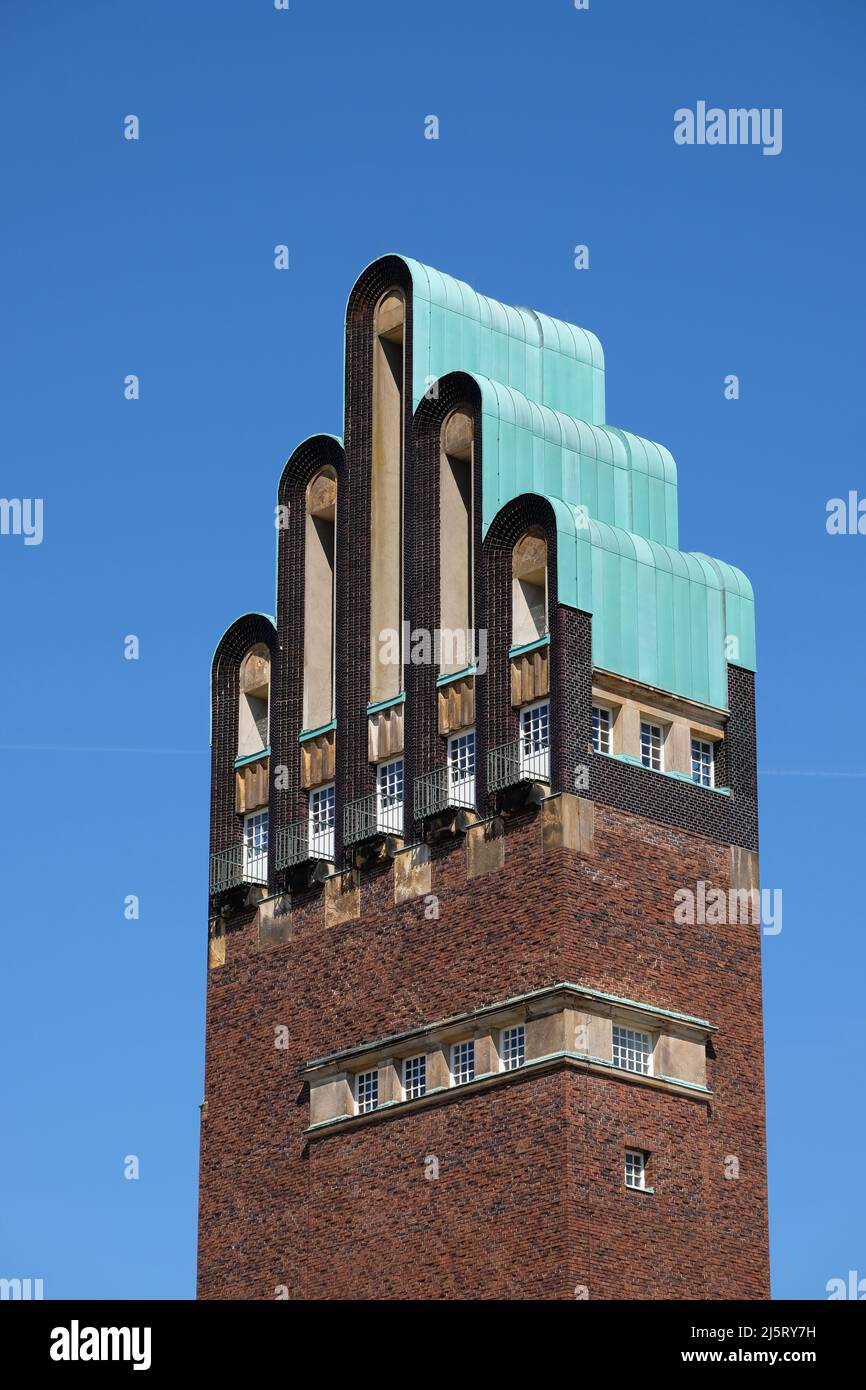 Wedddingtower, Fuenffingerturm à Mathildenhoehe Darmstadt contre le ciel bleu Banque D'Images