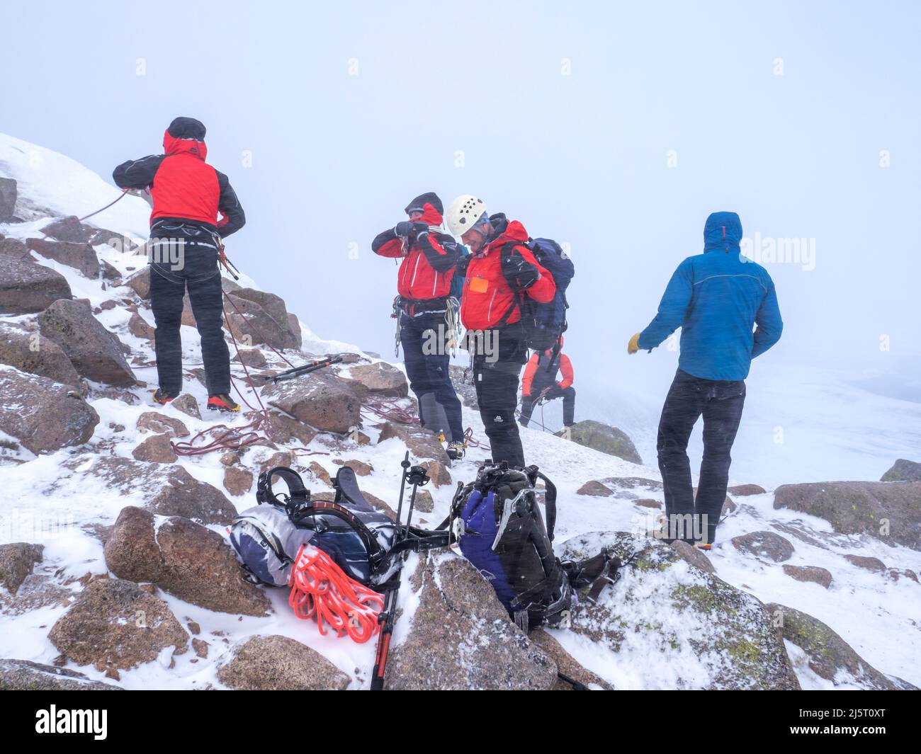 Les alpinistes sur le plateau de Cairngorm, en Écosse, au Royaume-Uni, se sont fait blastier par la dérive due aux vents de la force de tempête. Banque D'Images