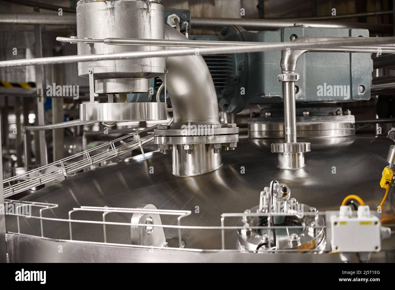 Réservoir dans l'atelier de l'usine de produits laitiers traités thermiquement Banque D'Images