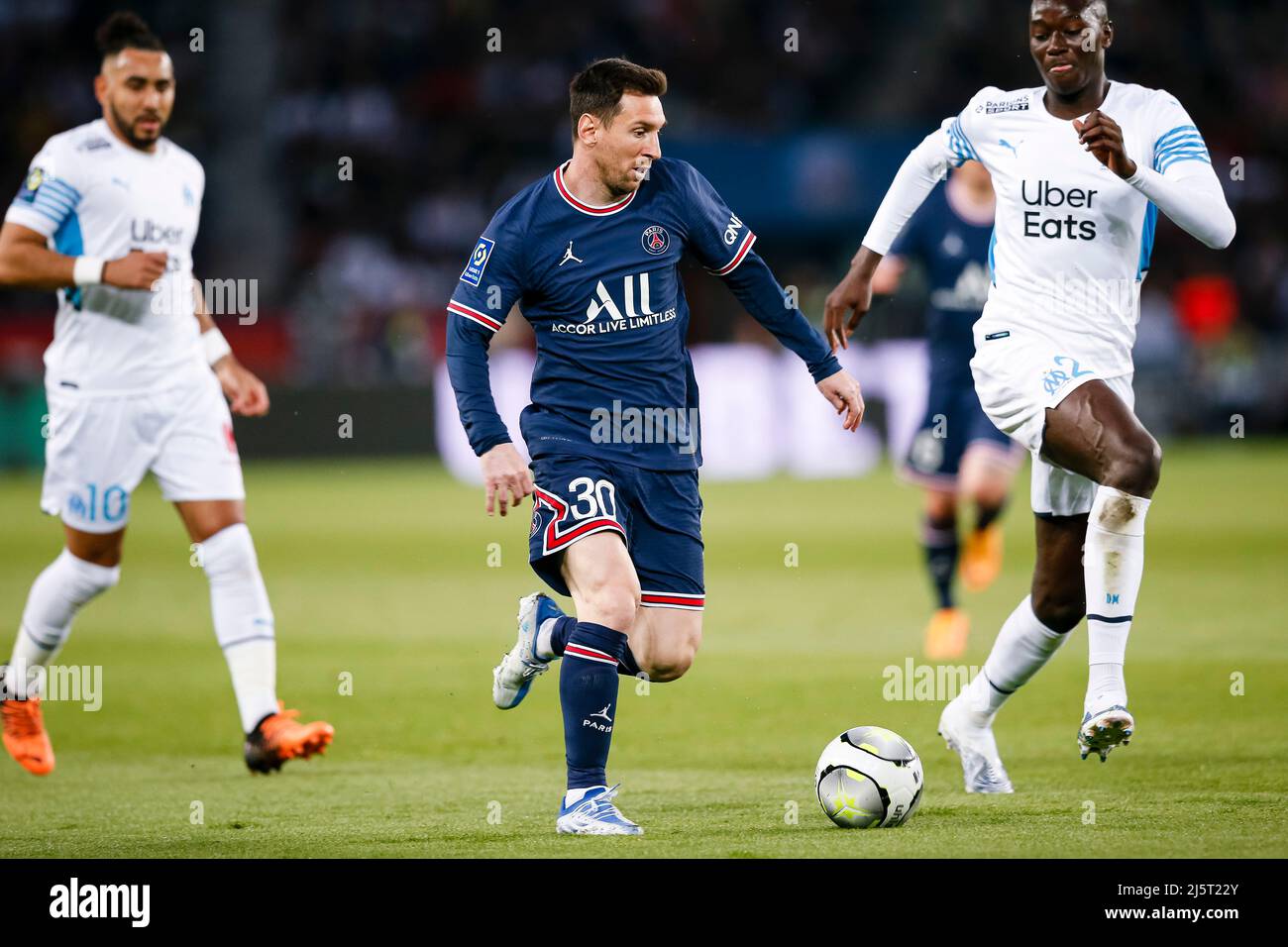 Paris, France - avril 17 : Lionel Messi de Paris Saint Germain (L) Abdou Diallo de Paris Saint Germain (R) pendant la Ligue 1 Uber Eats match entre P Banque D'Images