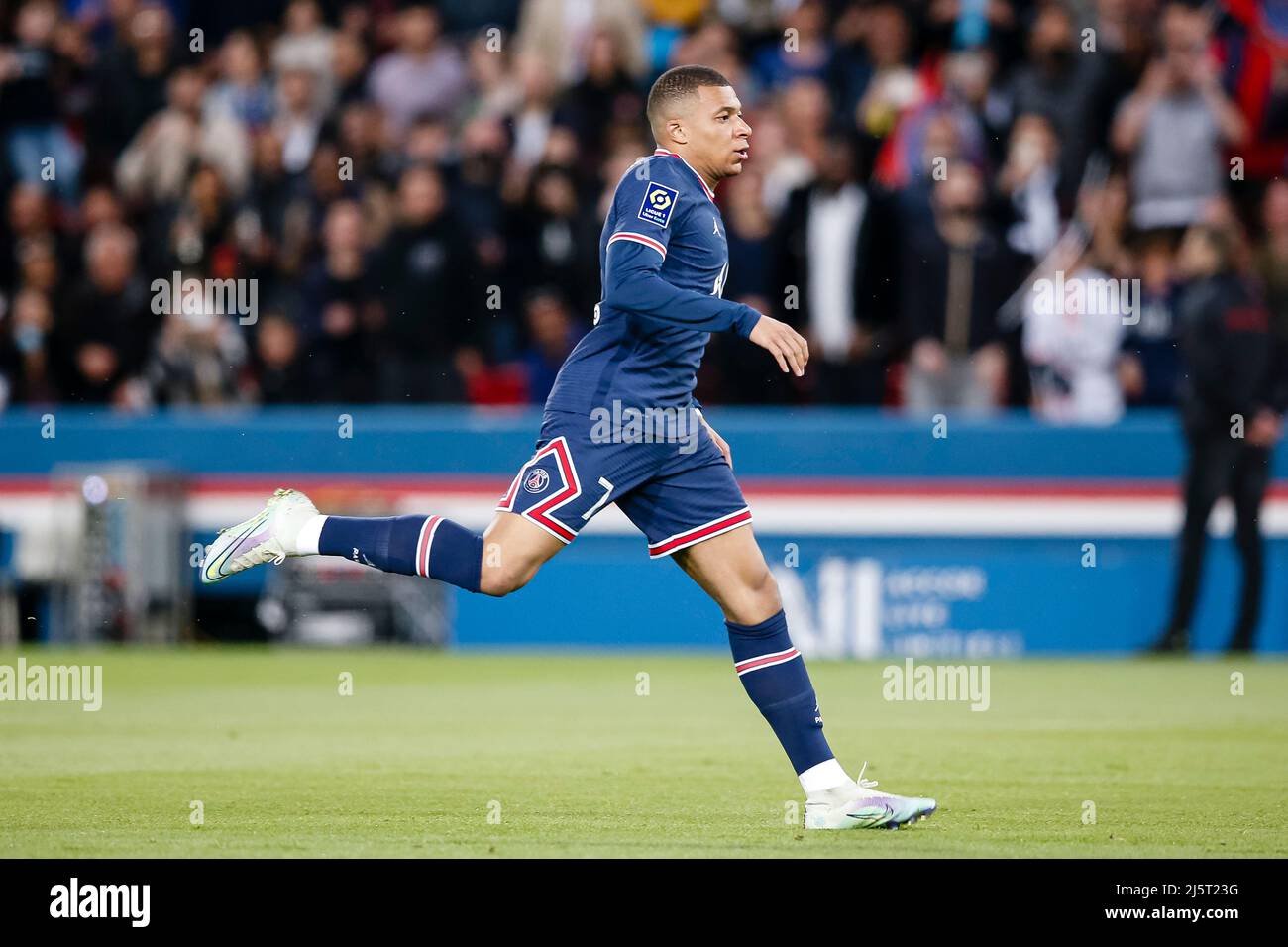 Paris, France - avril 17 : Kylian Mbappe de Paris Saint Germain tente un coup de pied lors du match Uber Eats de la Ligue 1 entre Paris Saint-Germain et Olym Banque D'Images