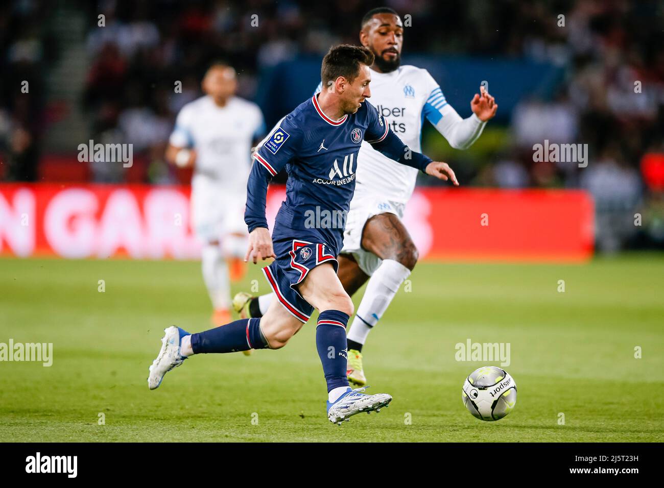 Paris, France - avril 17 : Lionel Messi de Paris Saint Germain (L) dribbles Gerson da Silva de Marseille (R) pendant la Ligue 1 Uber Eats match entre Banque D'Images