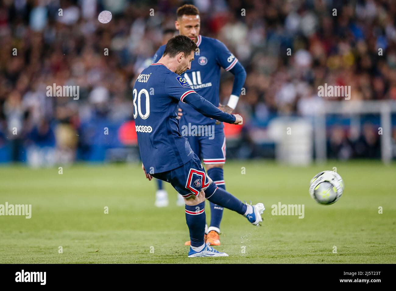 Paris, France - 17 avril : Lionel Messi de Paris Saint Germain tente un coup de pied libre lors du match de la Ligue 1 Uber Eats entre Paris Saint-Germain et Banque D'Images