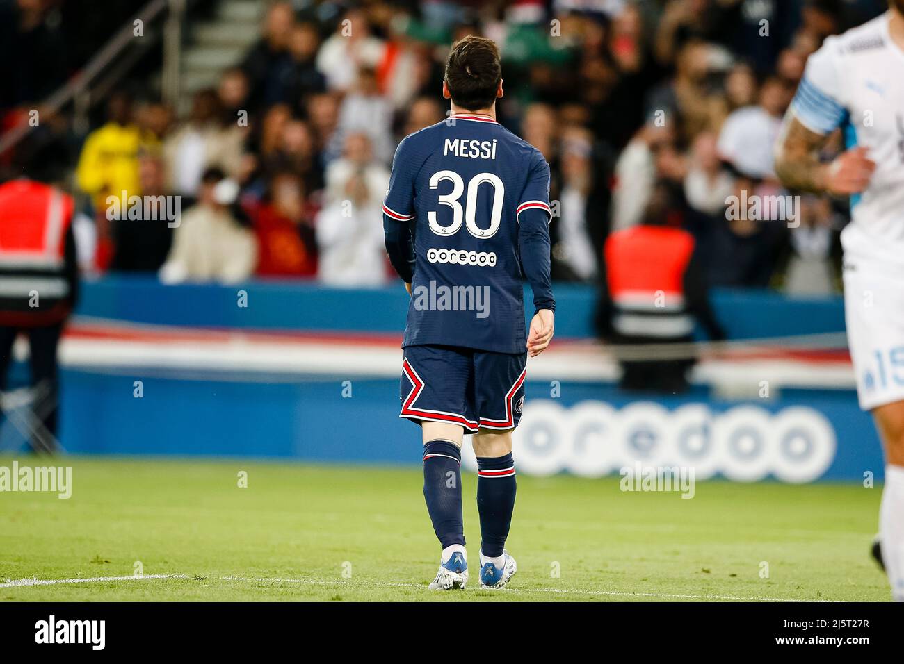 Paris, France - avril 17 : Lionel Messi de Paris Saint Germain marche sur le terrain pendant le match de la Ligue 1 Uber Eats entre Paris Saint-Germain et OL Banque D'Images