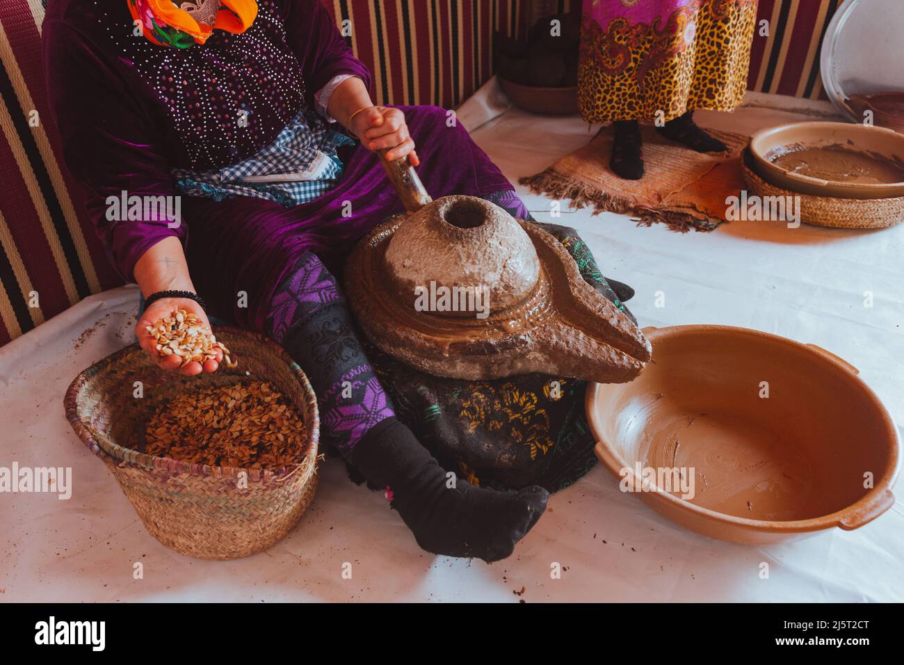 Femmes qui font de l'huile d'argan, Maroc. Tenant les graines avec ses mains. Des gens réels qui font des choses réelles. Afrique Banque D'Images