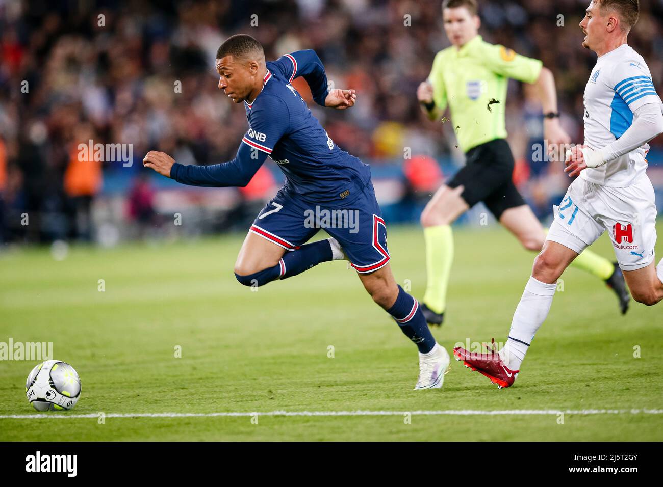 Paris, France - avril 17 : Kylian Mbappe de Paris Saint Germain en action lors du match Uber Eats de la Ligue 1 entre Paris Saint-Germain et Olympique Banque D'Images