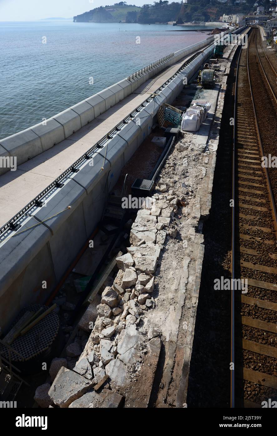 La nouvelle digue et la passerelle de Dawlish, dans le sud du Devon, en plus des vestiges de l'ancienne plate-forme de la station, attendent la reconstruction. Banque D'Images