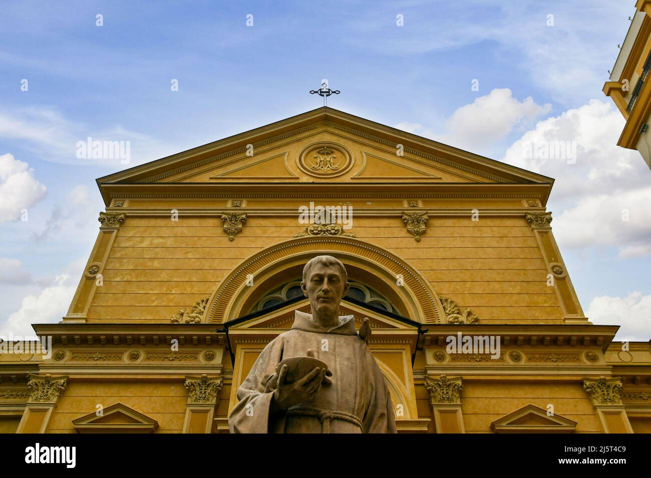 Vue à angle bas de la statue de Saint François d'Assise en face de l'église des Frères Capuchins dans le centre-ville de Sanremo, Imperia, Ligurie Banque D'Images