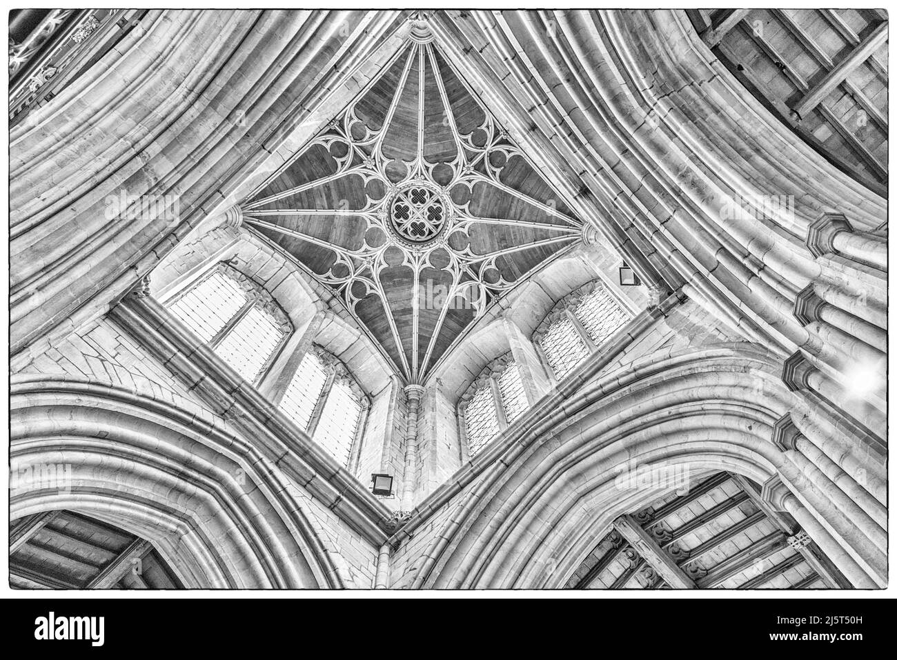 Vue vers la lanterne de la tour de l'église Saint-Laurent de Ludlow. L'église elle-même est étonnante, sûrement une église anglaise de haut niveau Banque D'Images