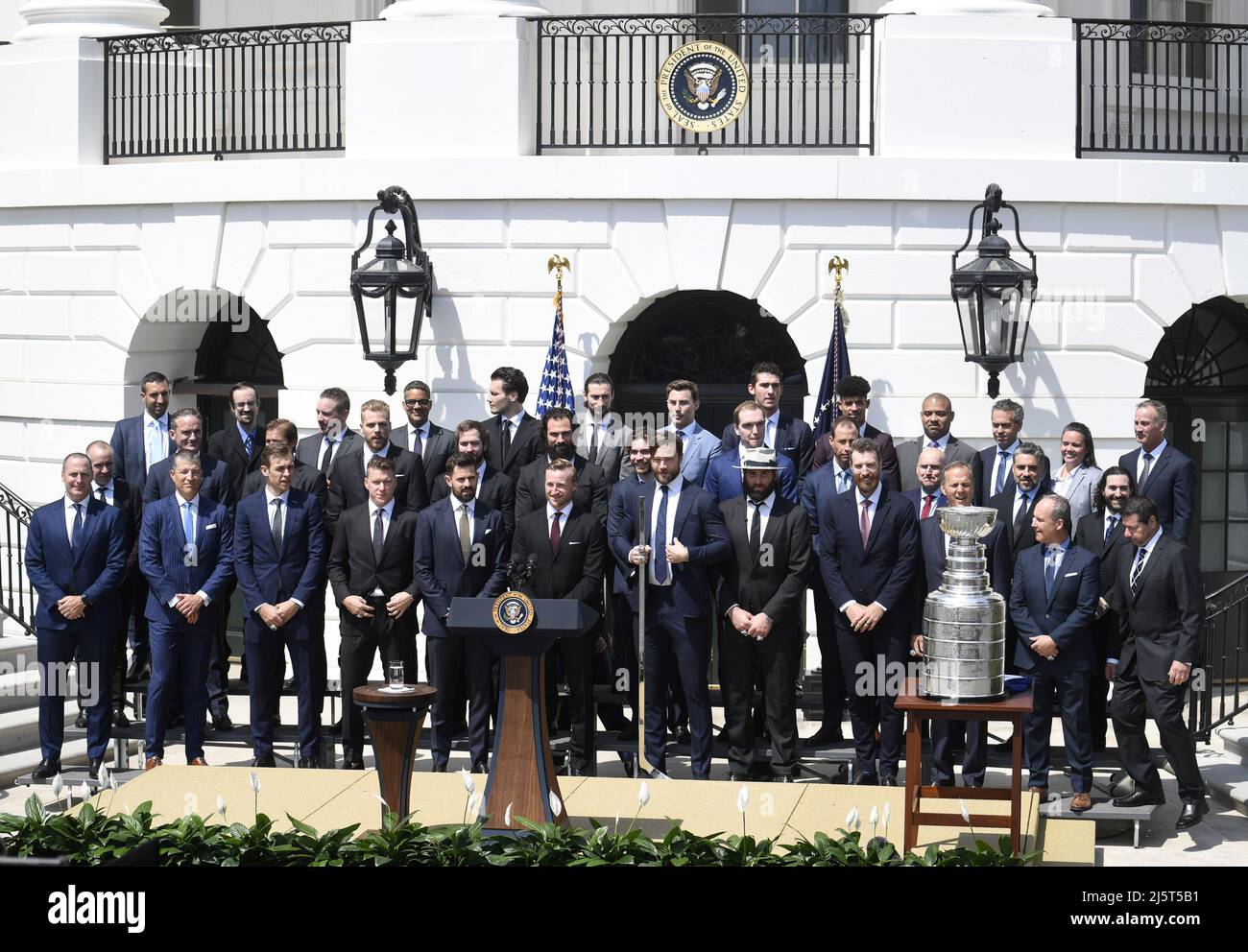 Washington, États-Unis. 25th avril 2022. Les membres de la Ligue nationale de hockey Tampa Bay Lightning, vainqueurs des championnats de la coupe Stanley 2020 et 2021, attendent l'arrivée du président Joe Biden pour une cérémonie à la Maison Blanche, à Washington, le lundi 25 avril 2022. Photo de Mike Theiler/UPI crédit: UPI/Alay Live News Banque D'Images