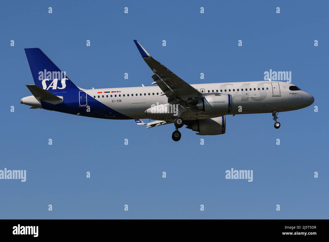 Un Airbus A320 NEO exploité par SAS arrive à l'aéroport de Londres Heathrow Banque D'Images