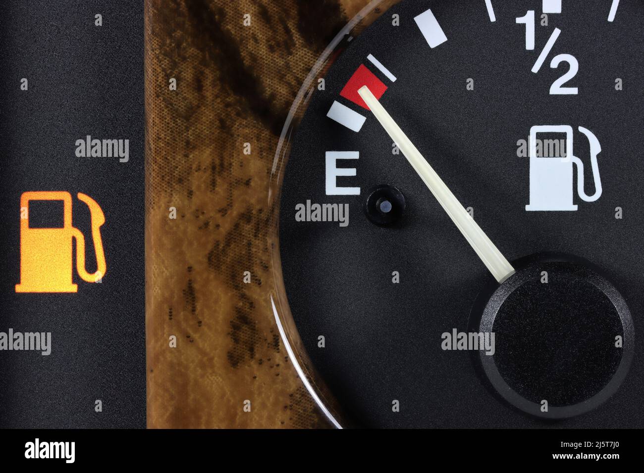 Dans la jauge de carburant car dashboard - vide Banque D'Images