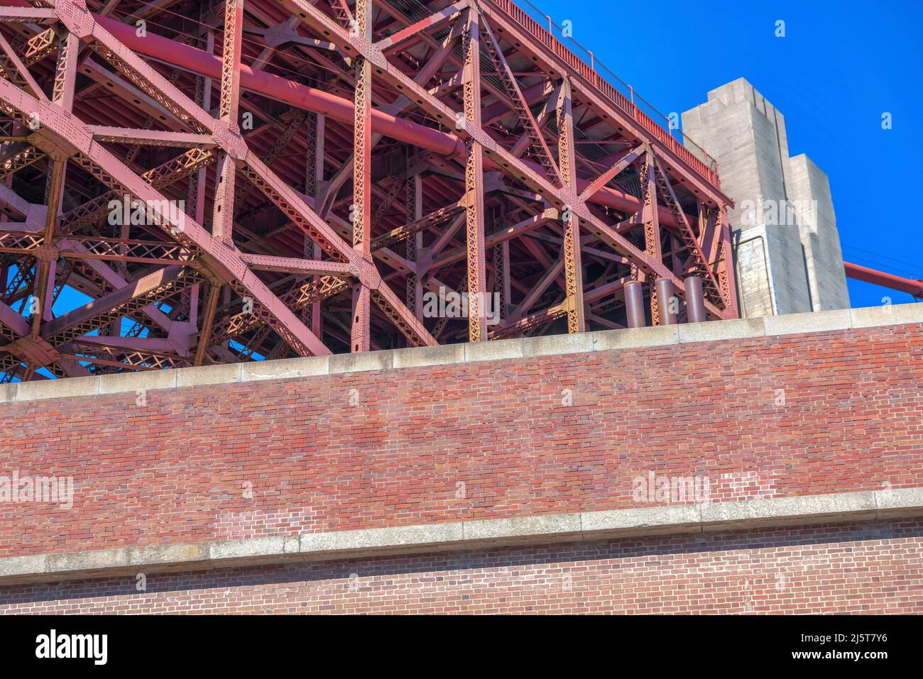Vue à angle bas des structures de faisceaux du Golden Gate Bridge à San Francisco, Californie Banque D'Images