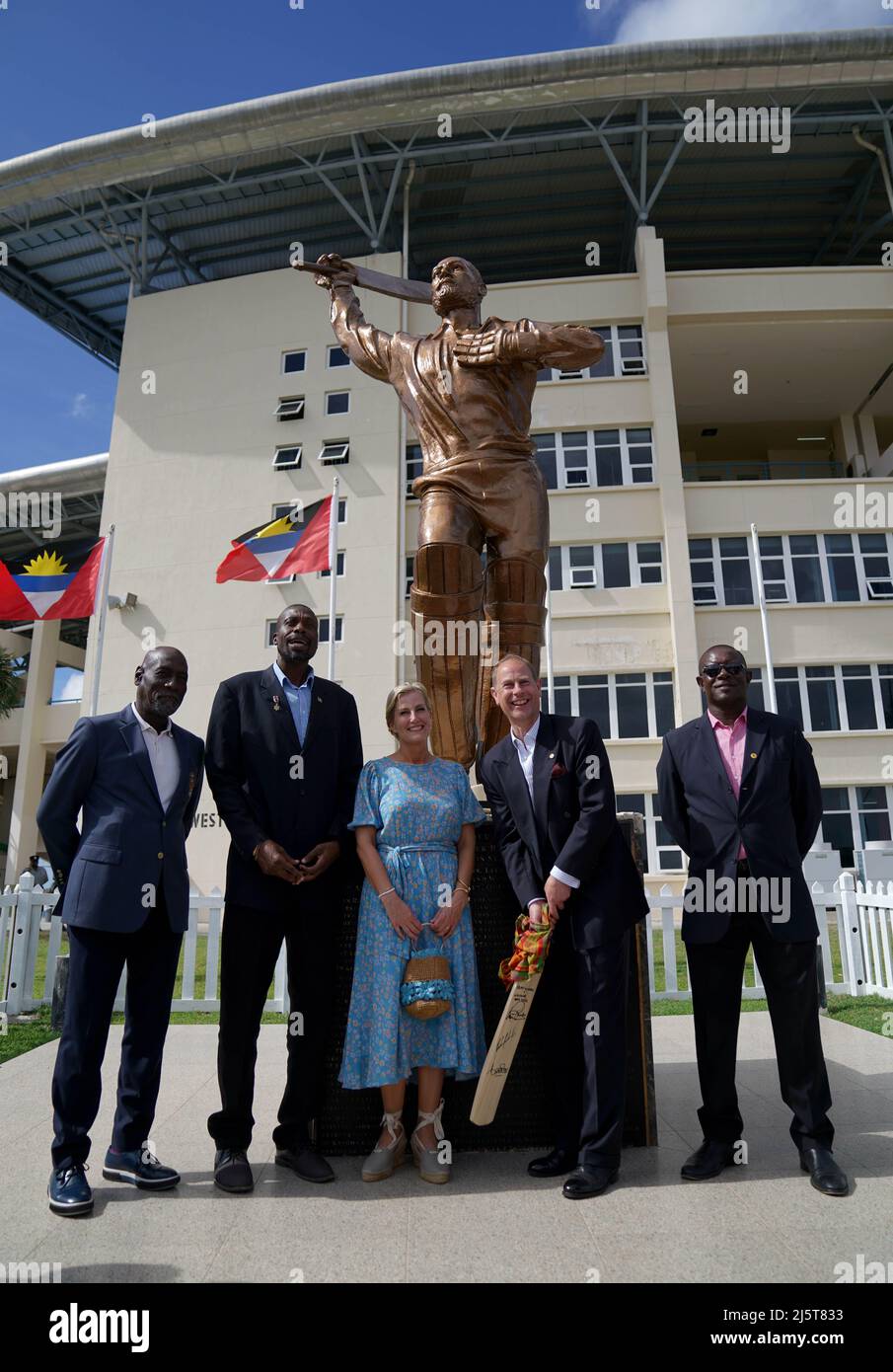 Le comte et la comtesse de Wessex avec d'anciens joueurs de cricket Sir Vivian Richards (à gauche), curieusement Ambrose (deuxième à gauche) et Richie Richardson (à droite) lors d'une visite au stade Sir Vivian Richards à North Sound, Antigua-et-Barbuda, où ils rencontrent d'anciens Cricketers des Antilles, Et d'autres athlètes d'Antigua-et-Barbuda, qui poursuivent leur visite dans les Caraïbes, pour marquer le Jubilé de platine de la Reine. Date de la photo: Lundi 25 avril 2022. Banque D'Images