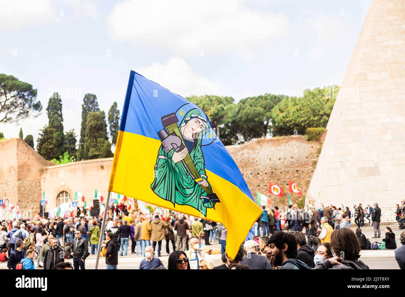 Rome, Italie - 25 avril 2022 : l'image d'une femme ukrainienne sur le drapeau de l'Ukraine. Démonstration du jour de la libération. Arrêter la guerre Banque D'Images