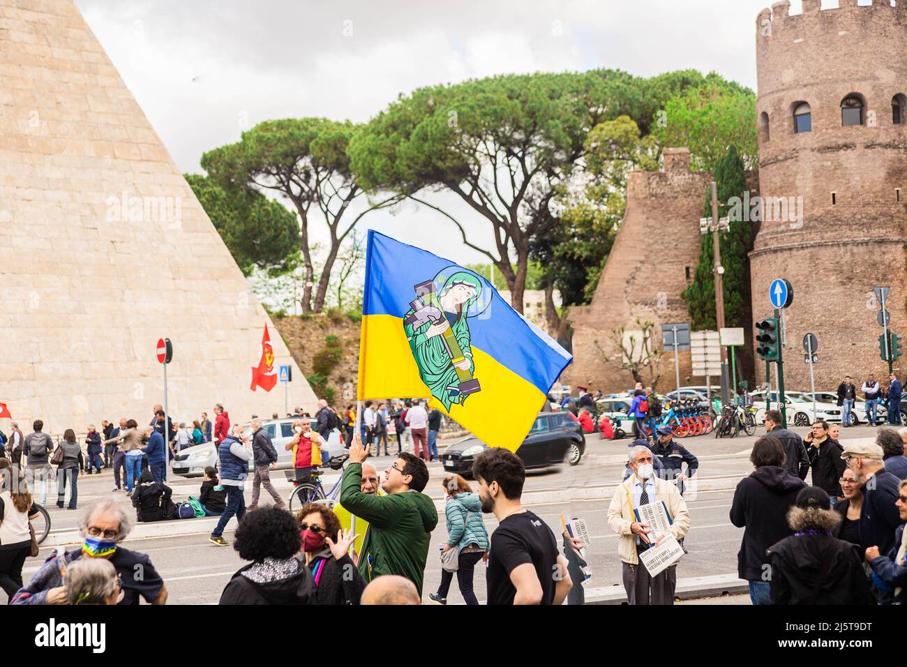 Rome, Italie - 25 avril 2022 : drapeau ukrainien avec l'image d'une femme dans le cadre d'une manifestation le jour de la libération. Banque D'Images