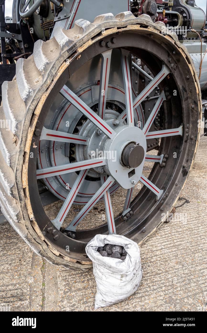 Sac de charbon importé par roue de moteur de traction avant d'être introduit dans la chaudière pour illustrer la plus grande pollution de fumée par rapport au charbon gallois Banque D'Images