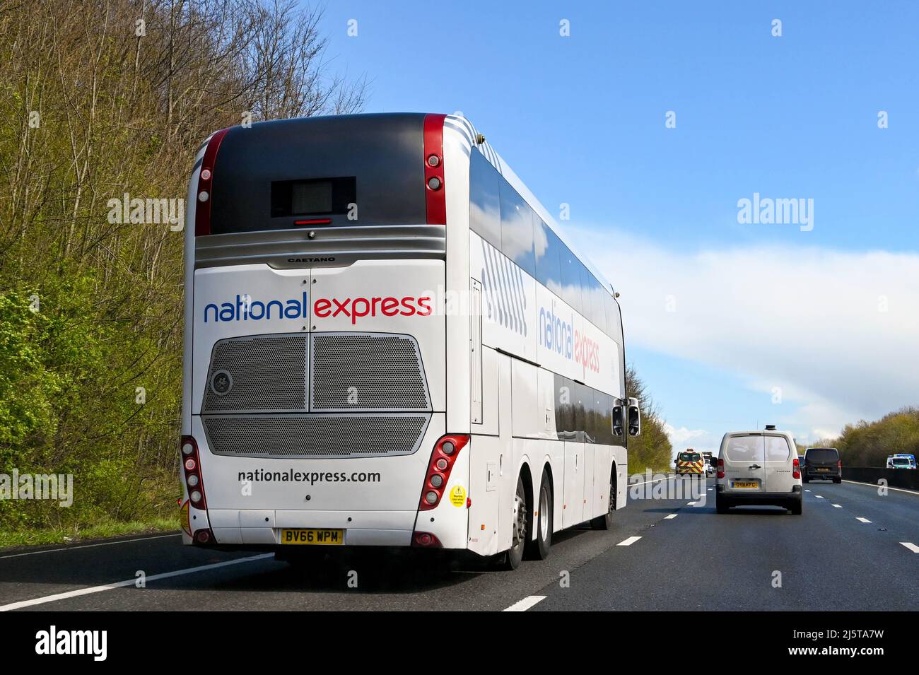 Bristol, Angleterre - avril 2022 : vue arrière d'un autocar express à impériale sur l'autoroute M4. Le bus est exploité par National Express. Banque D'Images