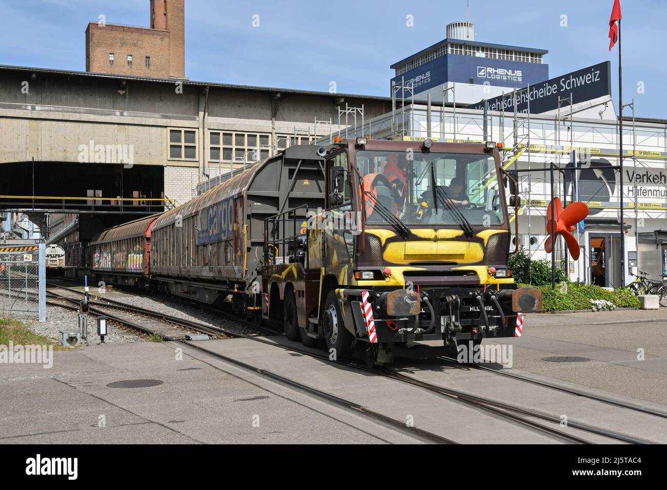 Bâle, Suisse - avril 2022 : véhicule ferroviaire routier spécialisé utilisé pour prendre un train de marchandises lourdes dans le port de la ville, sur le Rhin Banque D'Images Bâle, Suisse - avril 2022 : véhicule ferroviaire routier spécialisé utilisé pour prendre un train de marchandises lourdes dans le port de la ville, sur le Rhin Banque D'Images