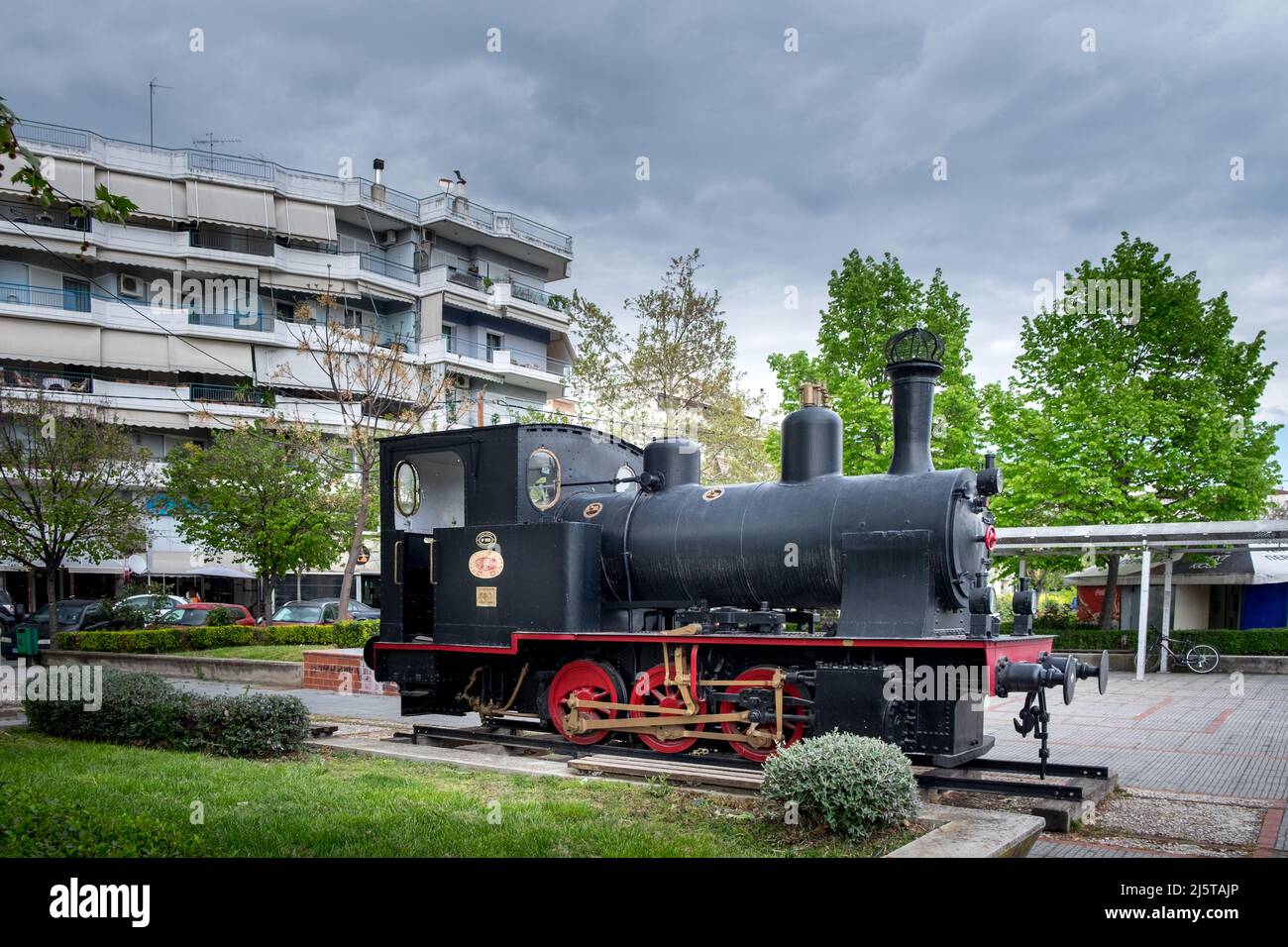 Monument de l'ancien train à vapeur au charbon devant la gare à la ville de Larisa , Grèce Banque D'Images