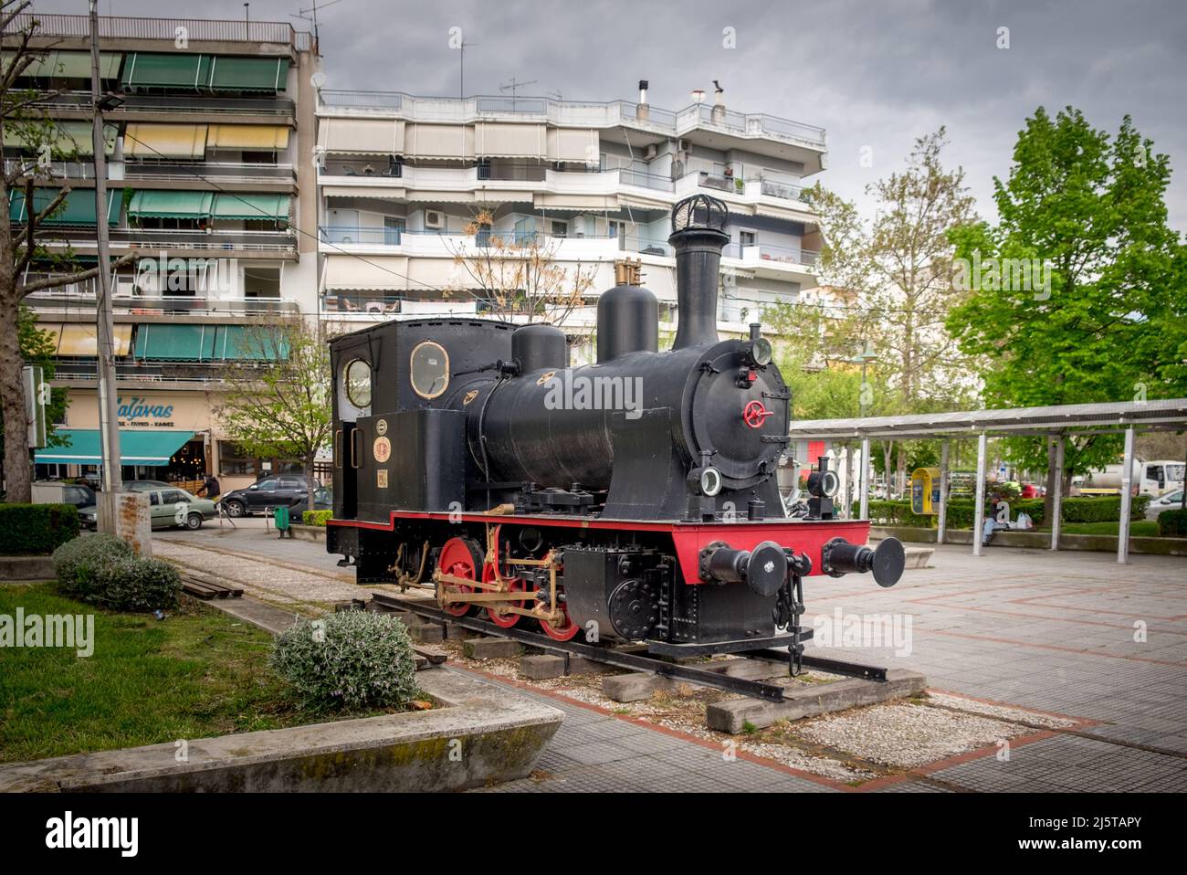 Monument de l'ancien train à vapeur au charbon devant la gare à la ville de Larisa , Grèce Banque D'Images