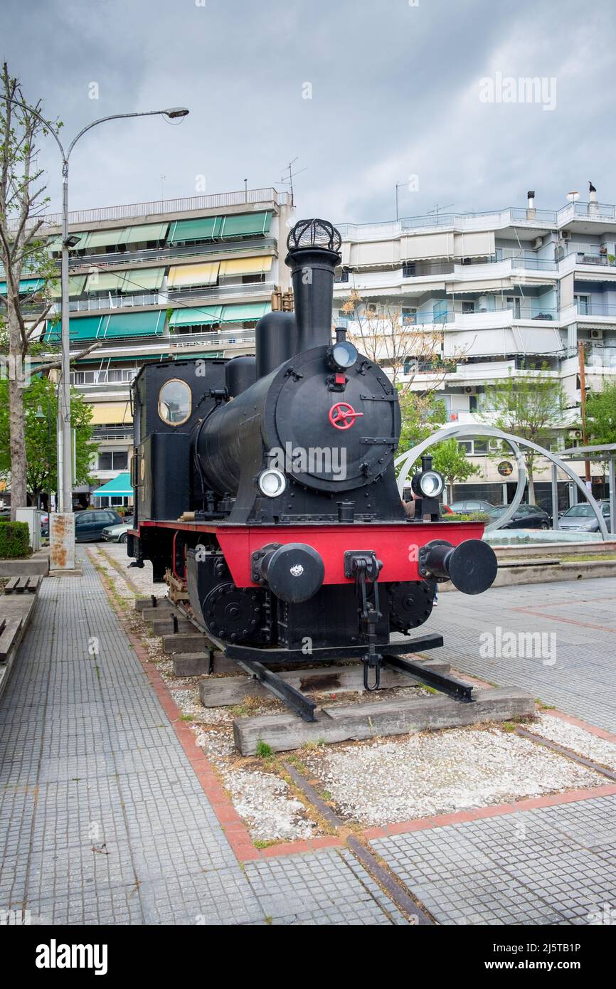 Monument de l'ancien train à vapeur au charbon devant la gare à la ville de Larisa , Grèce Banque D'Images