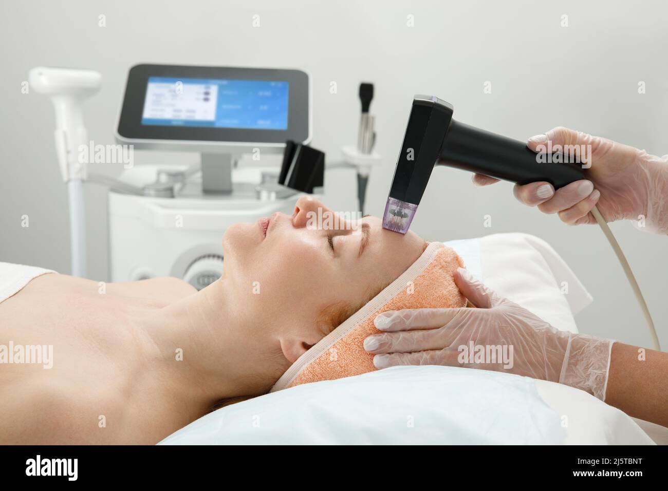 Une femme reçoit un traitement laser du visage dans une clinique de  cosmétologie, un concept de rajeunissement de la peau est en cours de  développement Photo Stock - Alamy