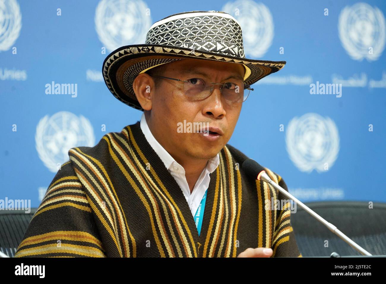 Dario Jose Mejia Montalvo, président élu de l'instance permanente des Nations Unies sur les questions autochtones, s'adresse aux médias au Siège des Nations Unies le 25 avril 2022 à New York, aux États-Unis. Les conférenciers ont discuté d'un large éventail de sujets touchant les autochtones tout en se concentrant sur les écoles résidentielles canadiennes et autres qui hébergeaient des autochtones qui opéraient entre 1883 et 1996. Les écoles ont été créées pour éroder vraisemblablement la culture et la langue des enfants, qui était une « forme de génocide culturel ». ( Photo de John Lamparski/Sipa USA) Banque D'Images