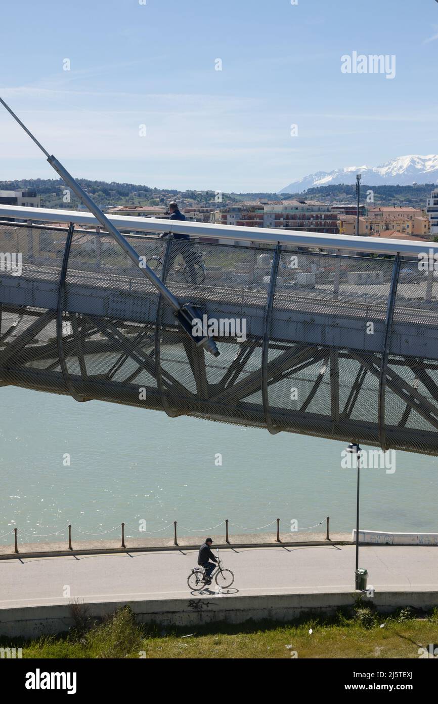 Ponte del Mare (pont maritime), achevé en 2009, conçu par Walter Pichler, Pescara, Abruzzes, Italie, avril 2022 Banque D'Images