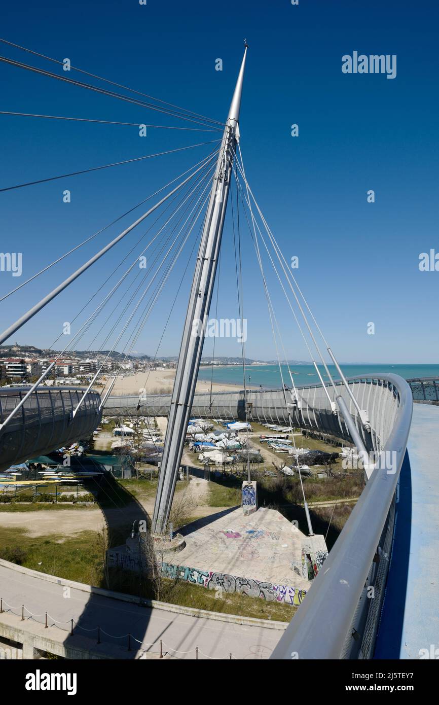 Ponte del Mare (pont maritime), achevé en 2009, conçu par Walter Pichler, Pescara, Abruzzes, Italie, avril 2022 Banque D'Images