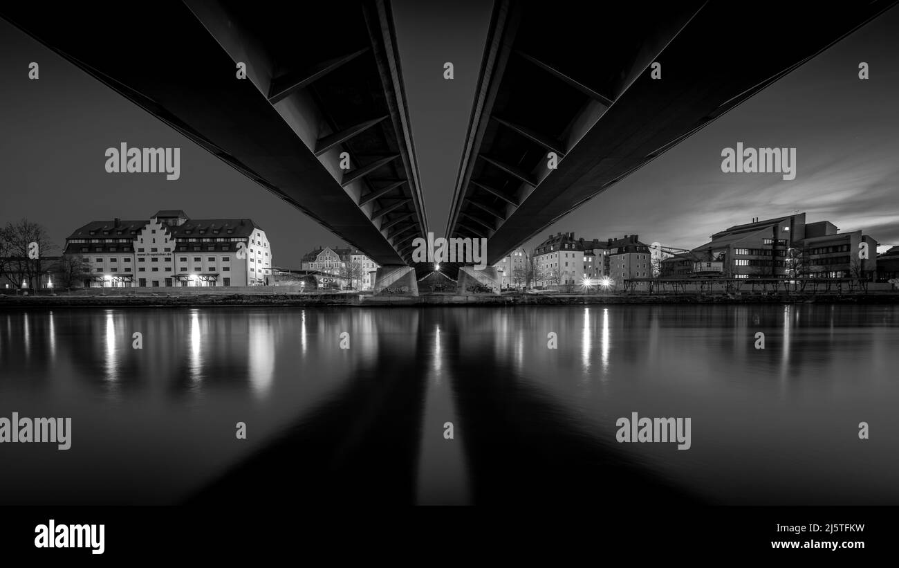 Sous le pont de Nibelungen à Ratisbonne Banque D'Images