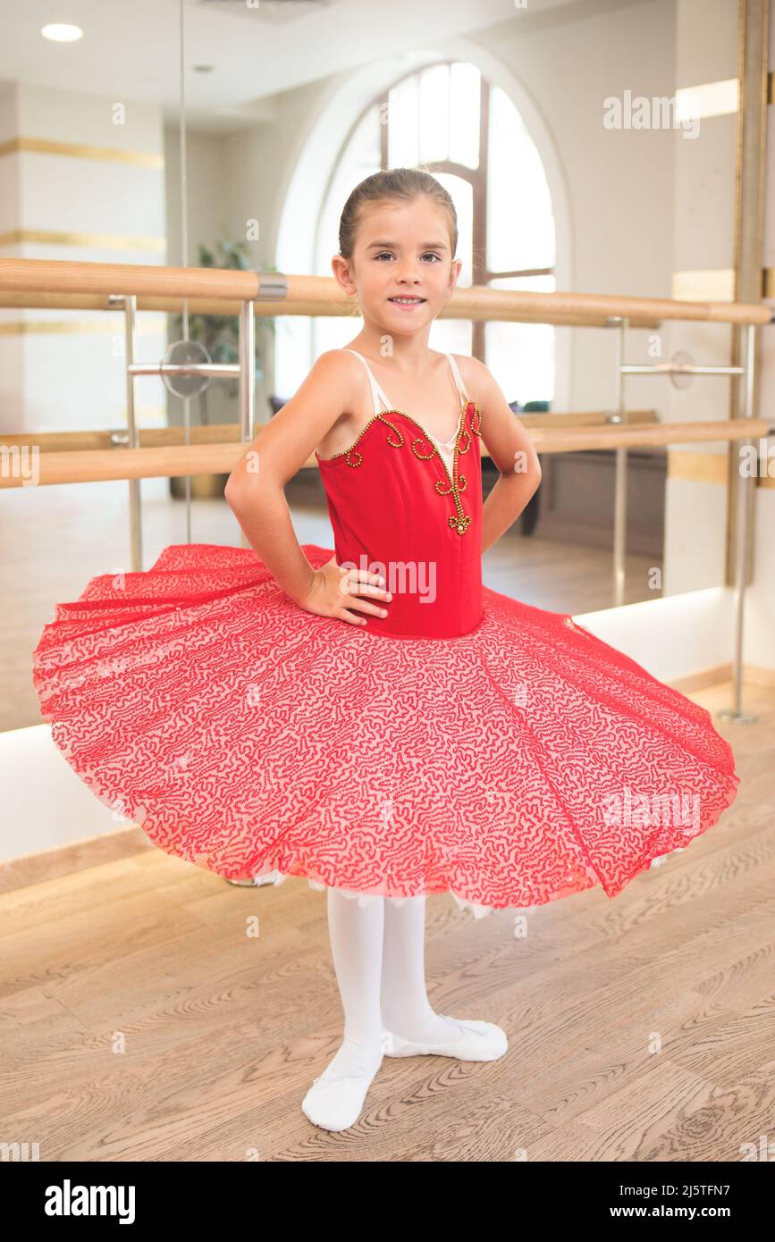 Joli portrait d'une belle petite ballerine dans une robe rouge performance  avec tutu rose. Elle sourit parce qu'elle est heureuse de devenir une balle  professionnelle Photo Stock - Alamy