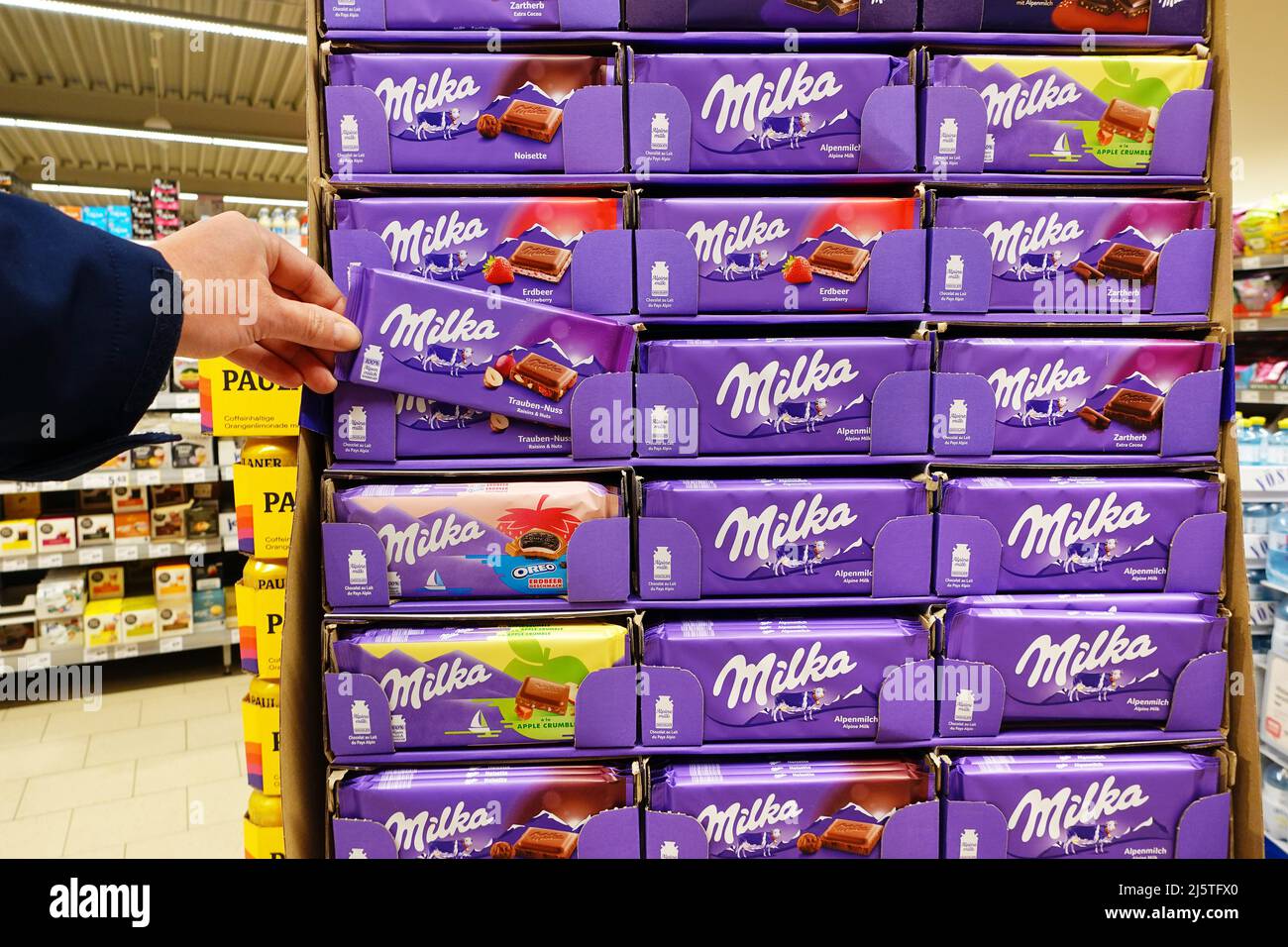 Barres de chocolat Milka dans un supermarché. Banque D'Images