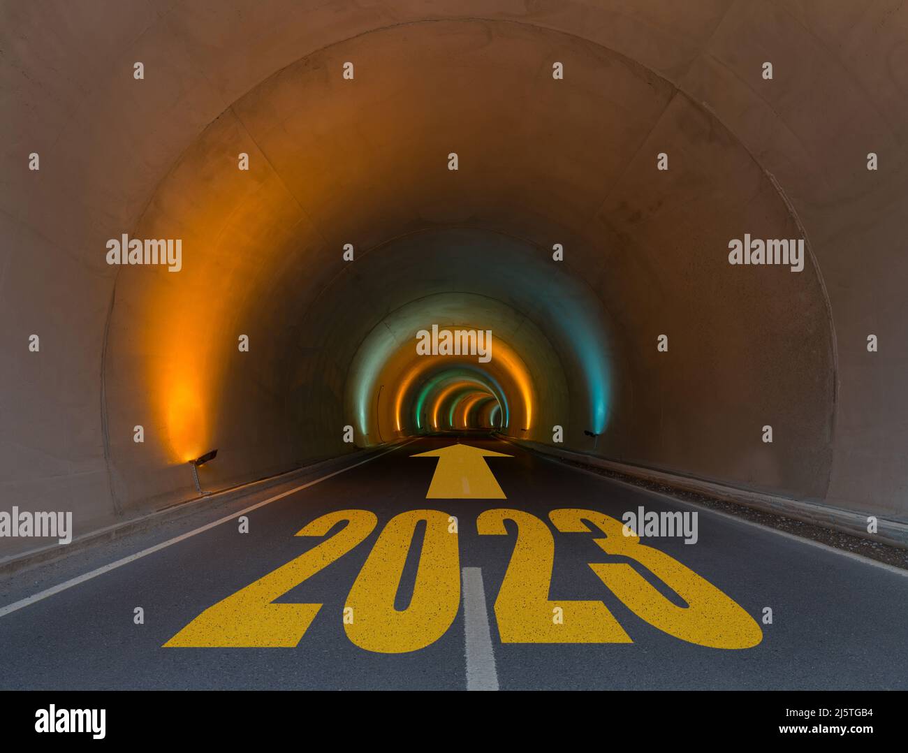 Concept des objectifs et plans de la nouvelle année 2023. Numéro 2023 sur la route du tunnel d'asphalte vide. Concept anniversaire. Banque D'Images
