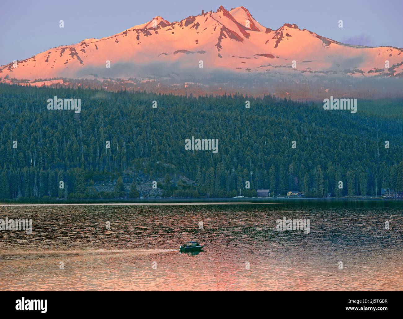 Pêche Odell Lake sous Diamond Peak Wilderness, Cascade Range, Oregon Banque D'Images