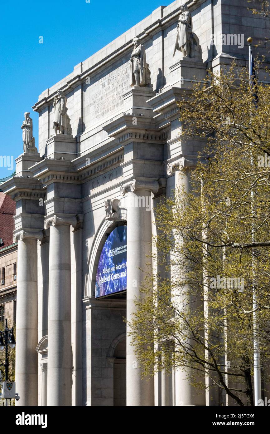 Entrée au Musée américain d'histoire naturelle après retrait de la statue équestre de Theodore Roosevelt, New York City, États-Unis 2022 Banque D'Images