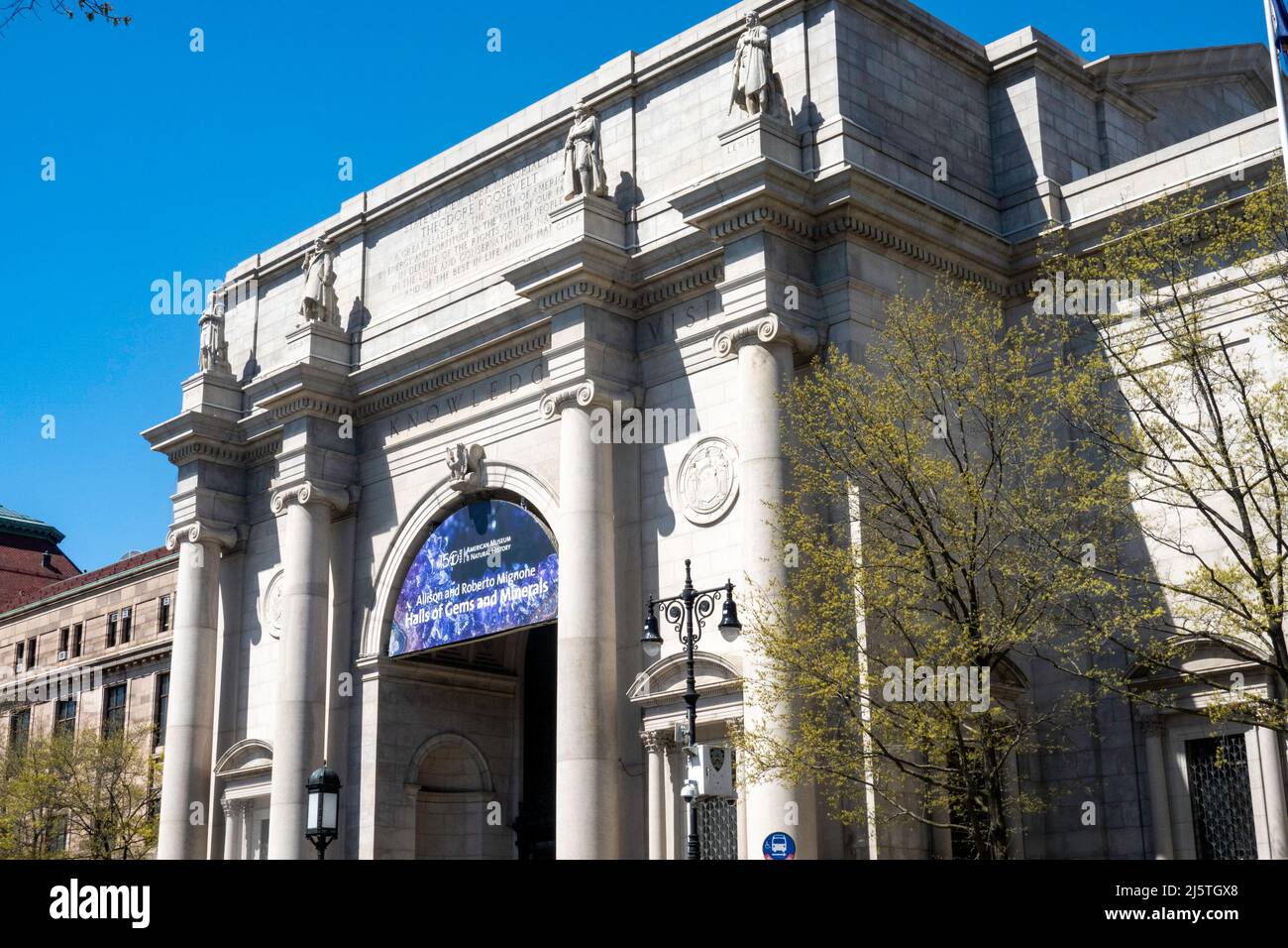 Entrée au Musée américain d'histoire naturelle après retrait de la statue équestre de Theodore Roosevelt, New York City, États-Unis 2022 Banque D'Images