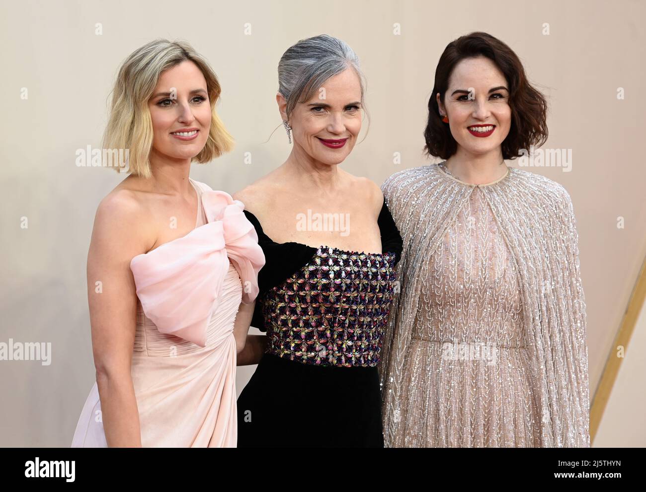 25th avril 2022, Londres, Royaume-Uni. Michelle Dockery, Elizabeth McGovern et Laura Carmichael fréquentant l'abbaye de Downton, Une première mondiale de la nouvelle ère, Cinewold, Londres. Crédit : Doug Peters/EMPICS/Alamy Live News Banque D'Images