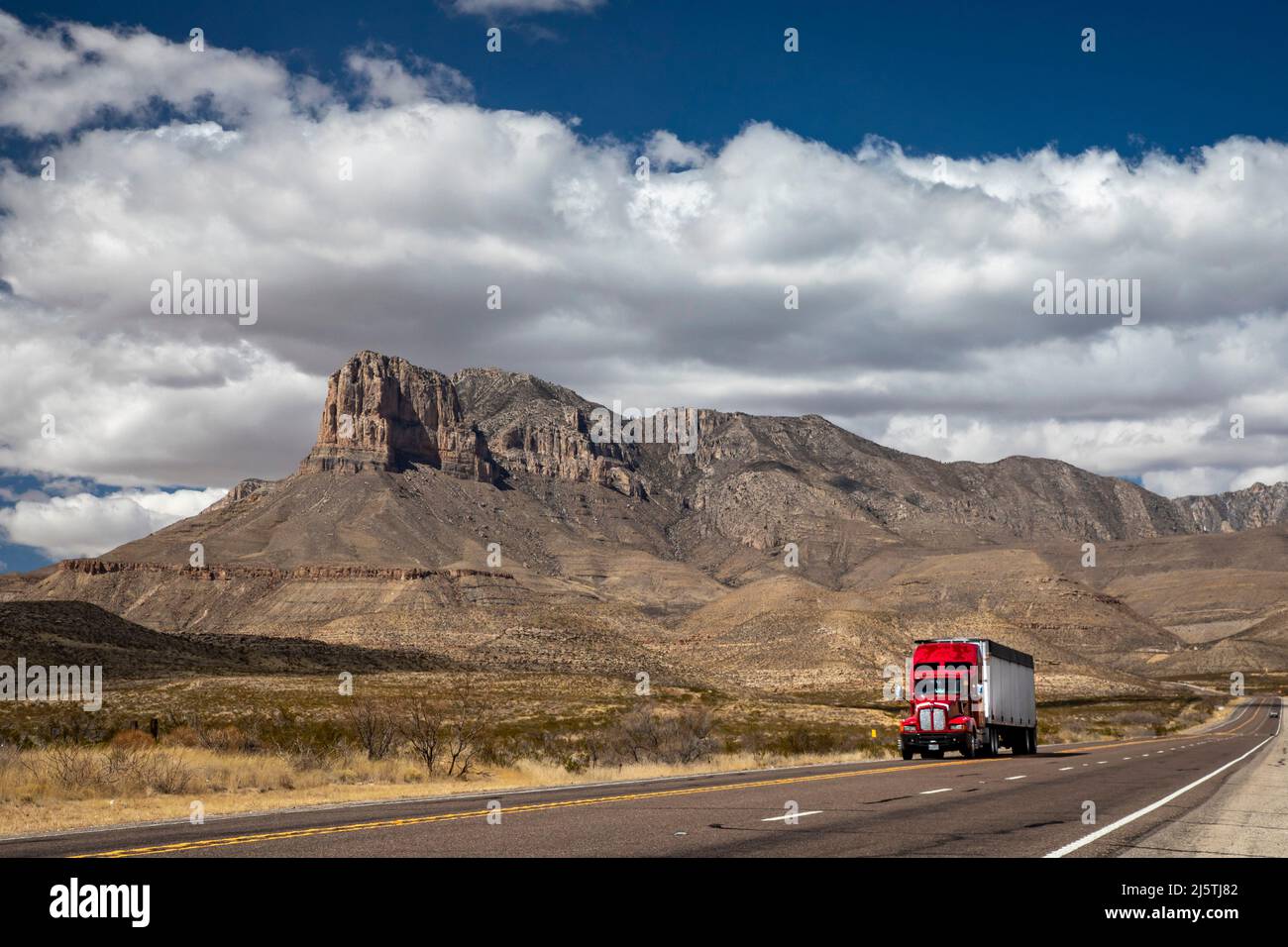 Pine Springs, Texas - El Capitan, une falaise calcaire de 1 000 mètres dans le parc national des montagnes Guadalupe. Banque D'Images