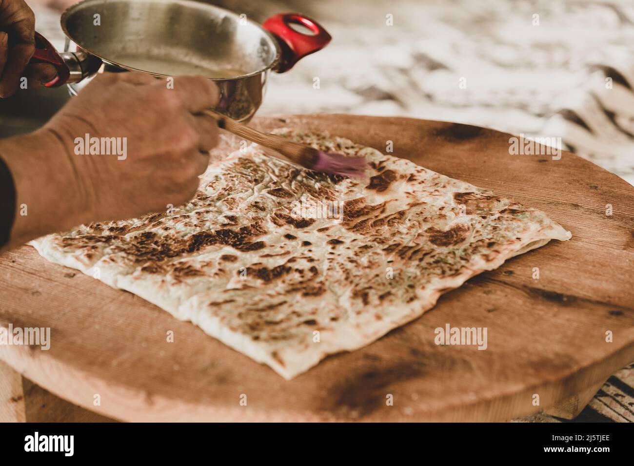 Les mains de femme roulant la pâte pour des crêpes à Antalya, Turquie Banque D'Images