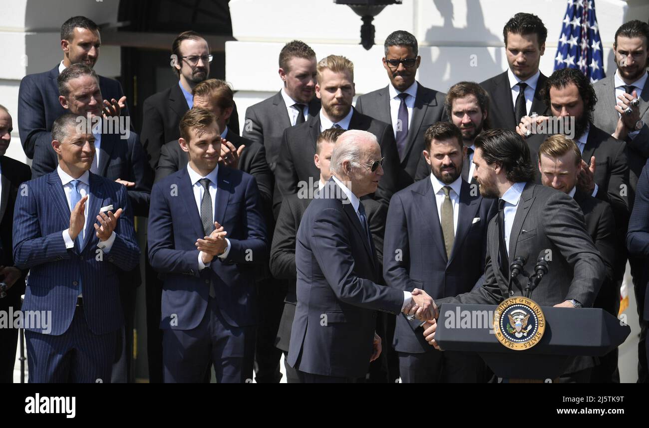Washington, États-Unis. 25th avril 2022. Le président Joe Biden (L) tremble la main avec le défenseur de la Ligue nationale de hockey Tampa Bay Lightning Ryan McDonagh, les gagnants des coupes Stanley 2020 et 2021, sont accueillis à la Maison Blanche, à Washington, le lundi 25 avril 2022. Photo de Mike Theiler/UPI crédit: UPI/Alay Live News Banque D'Images