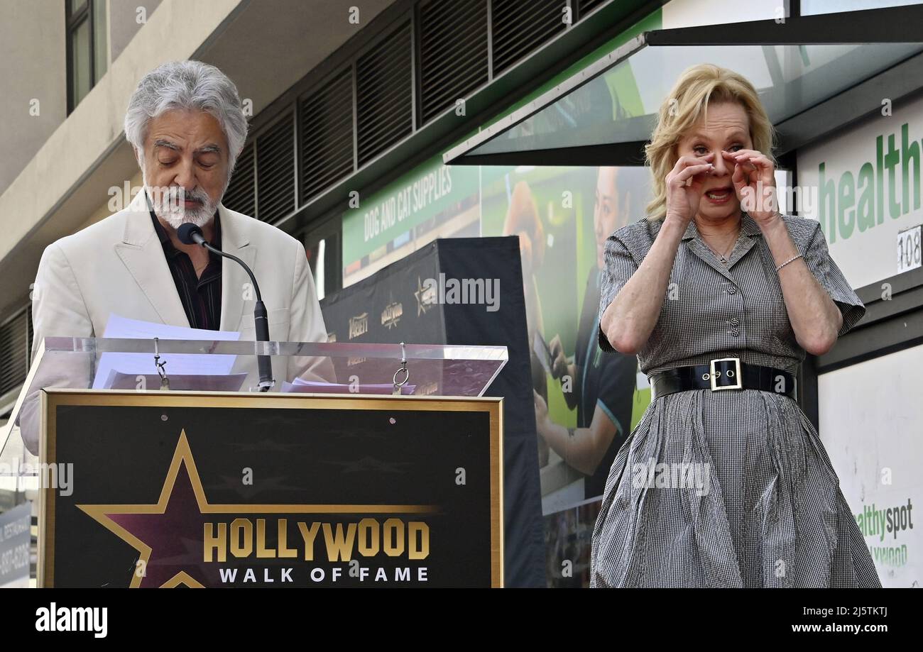 Los Angeles, États-Unis. 25th avril 2022. L'actrice Jean Smart (R) réagit comme l'acteur Joe Mantegna fait des commentaires au cours d'une cérémonie en hommage à Smart avec l'étoile de 21st sur le Hollywood Walk of Fame à Los Angeles le lundi 25 avril 2022. Photo de Jim Ruymen/UPI crédit: UPI/Alay Live News Banque D'Images