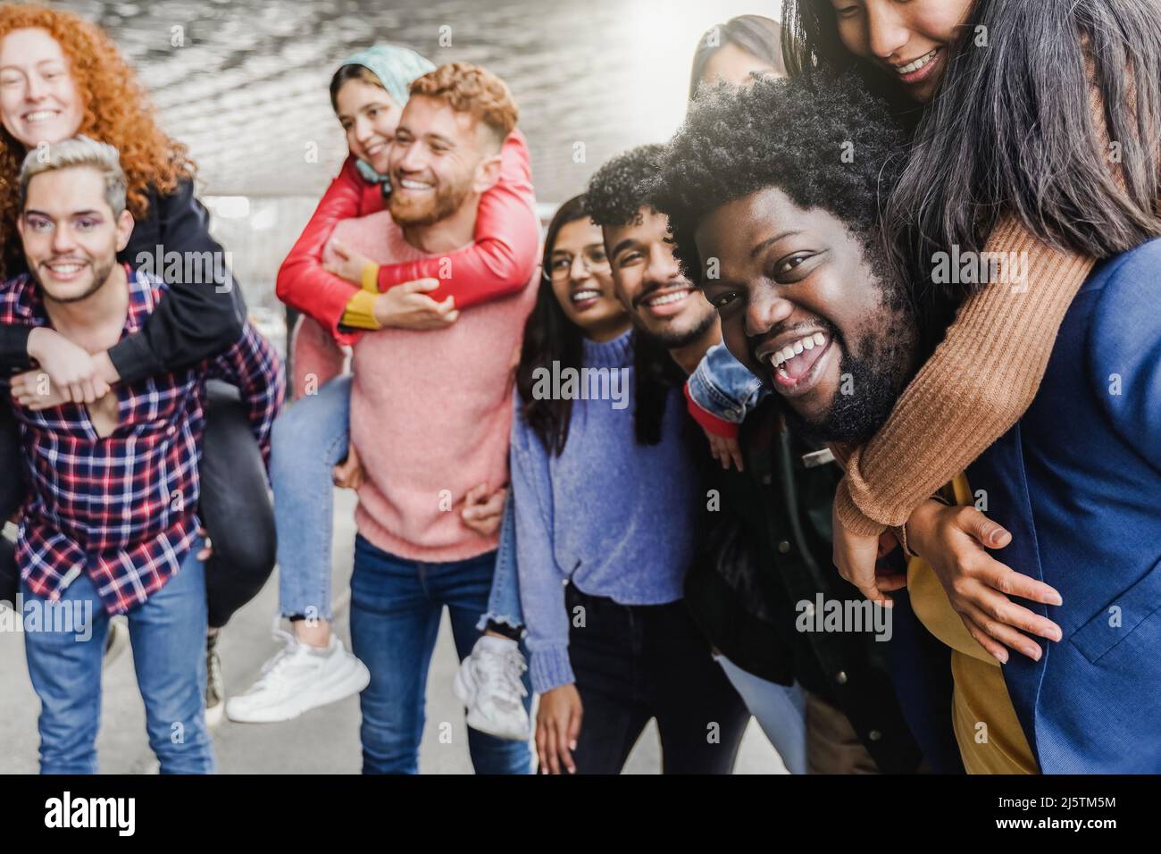 Des gens divers s'amusant ensemble en plein air - concentrez-vous sur le visage d'homme africain curvy Banque D'Images