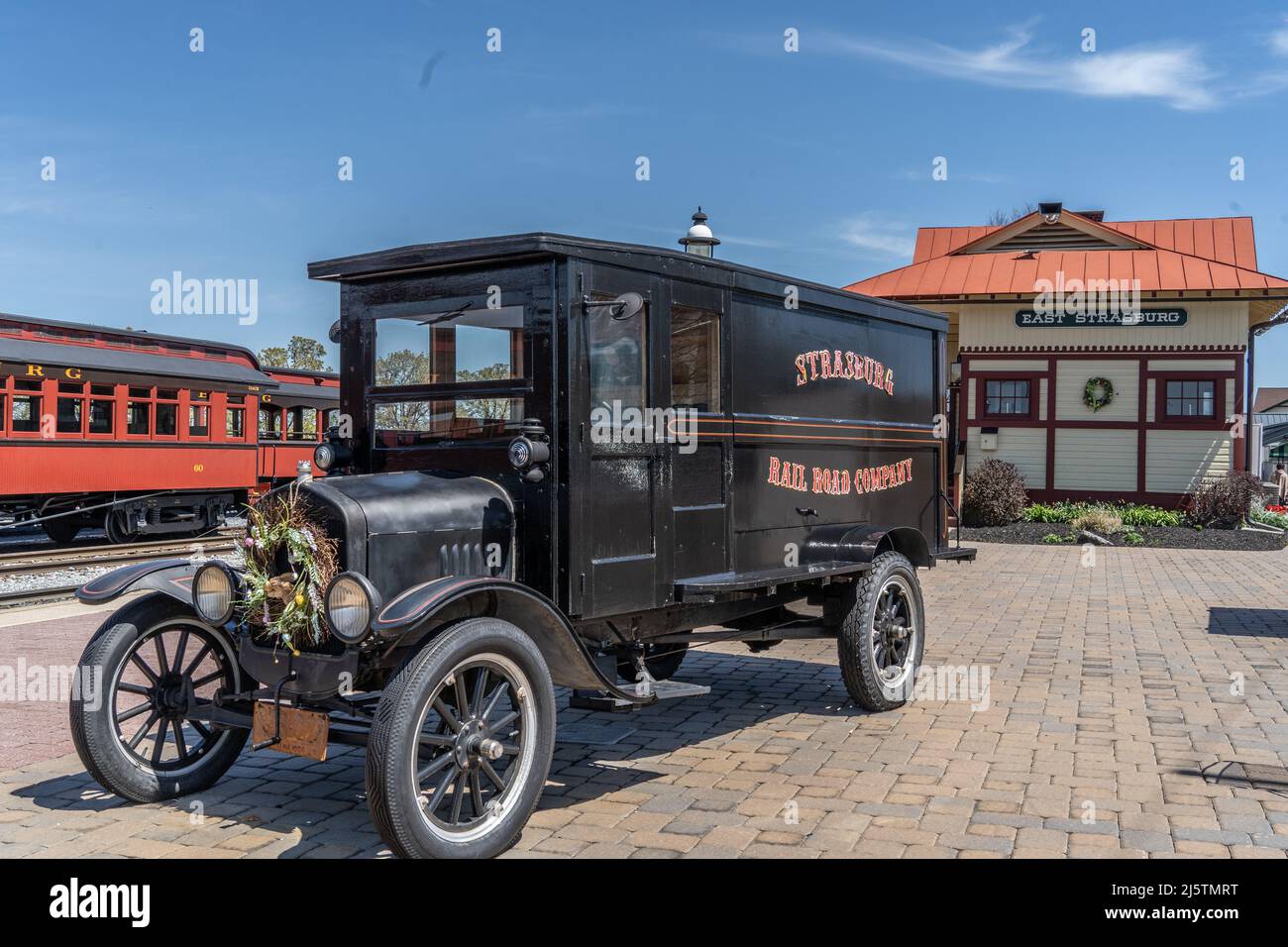 Strasburg, PA, USA - avril 20,2022 : camion Ford vintage à la gare ferroviaire de Strasburg Rail Road. Banque D'Images
