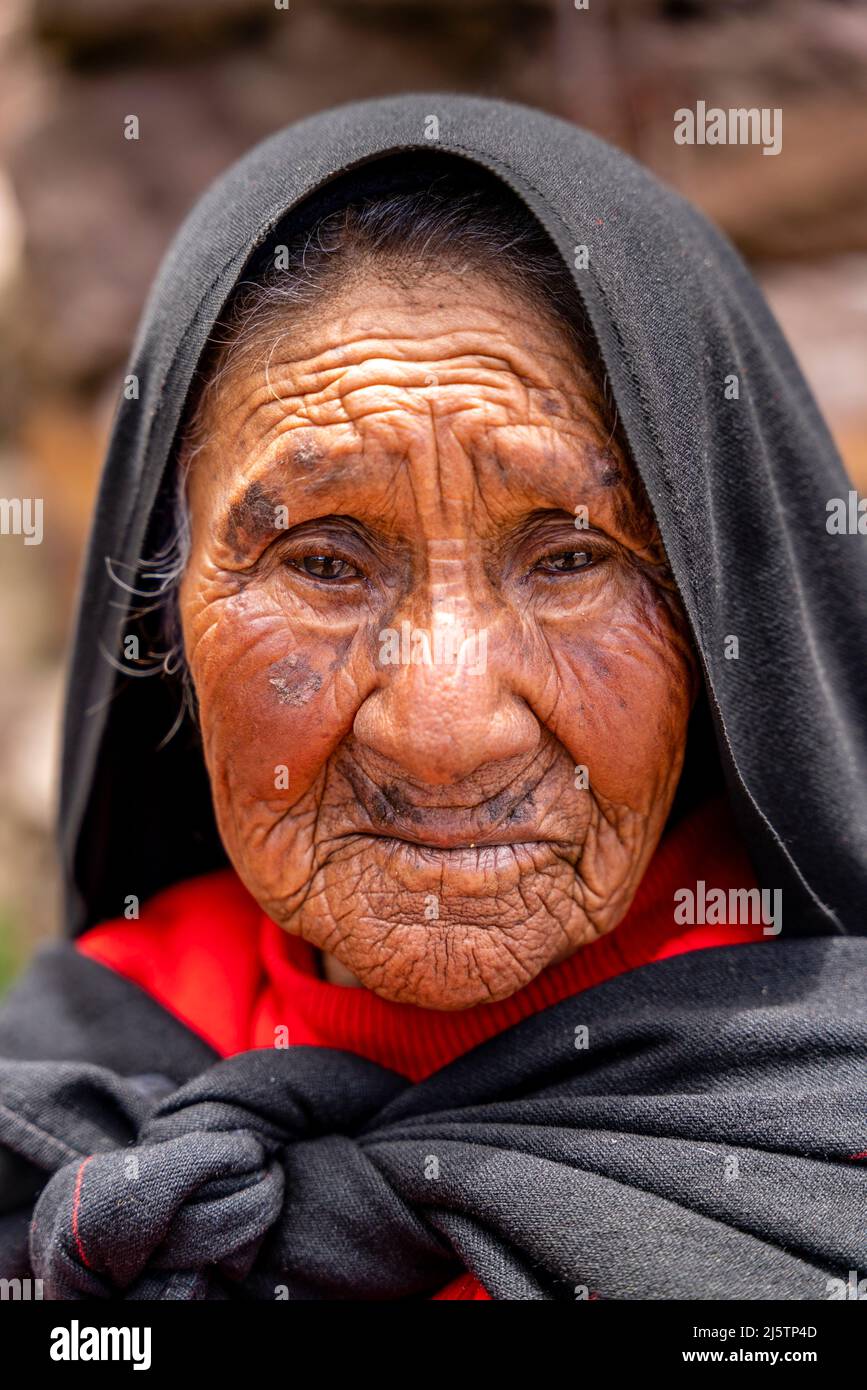 Portrait d'une femme Taquileno âgée, île Taquile, lac Titicaca, Puno, Pérou. Banque D'Images