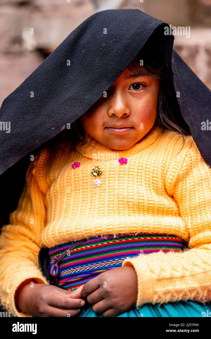 Un enfant Taquileno, île Taquile, lac Titicaca, Puno, Pérou. Banque D'Images