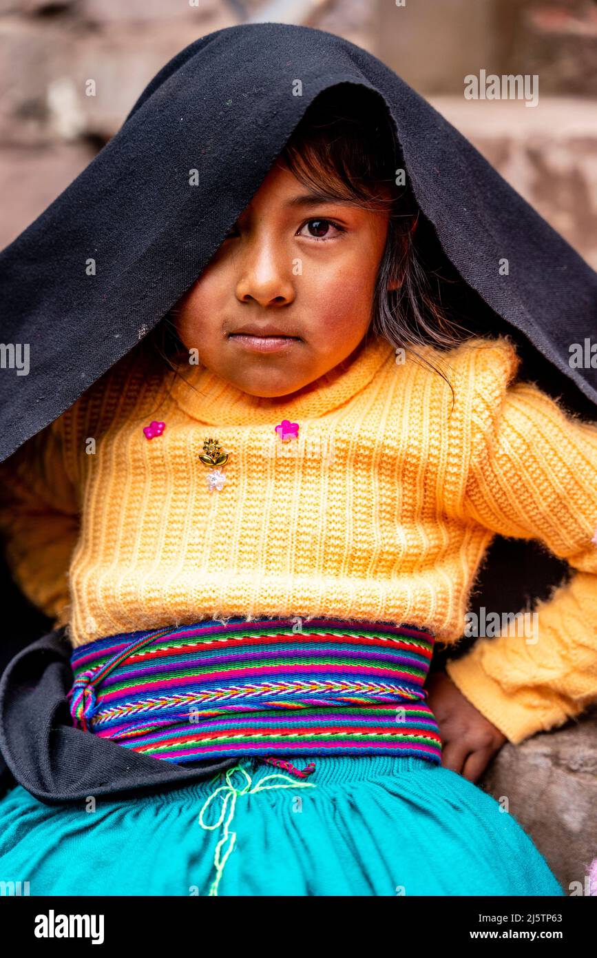 Un enfant Taquileno, île Taquile, lac Titicaca, Puno, Pérou. Banque D'Images