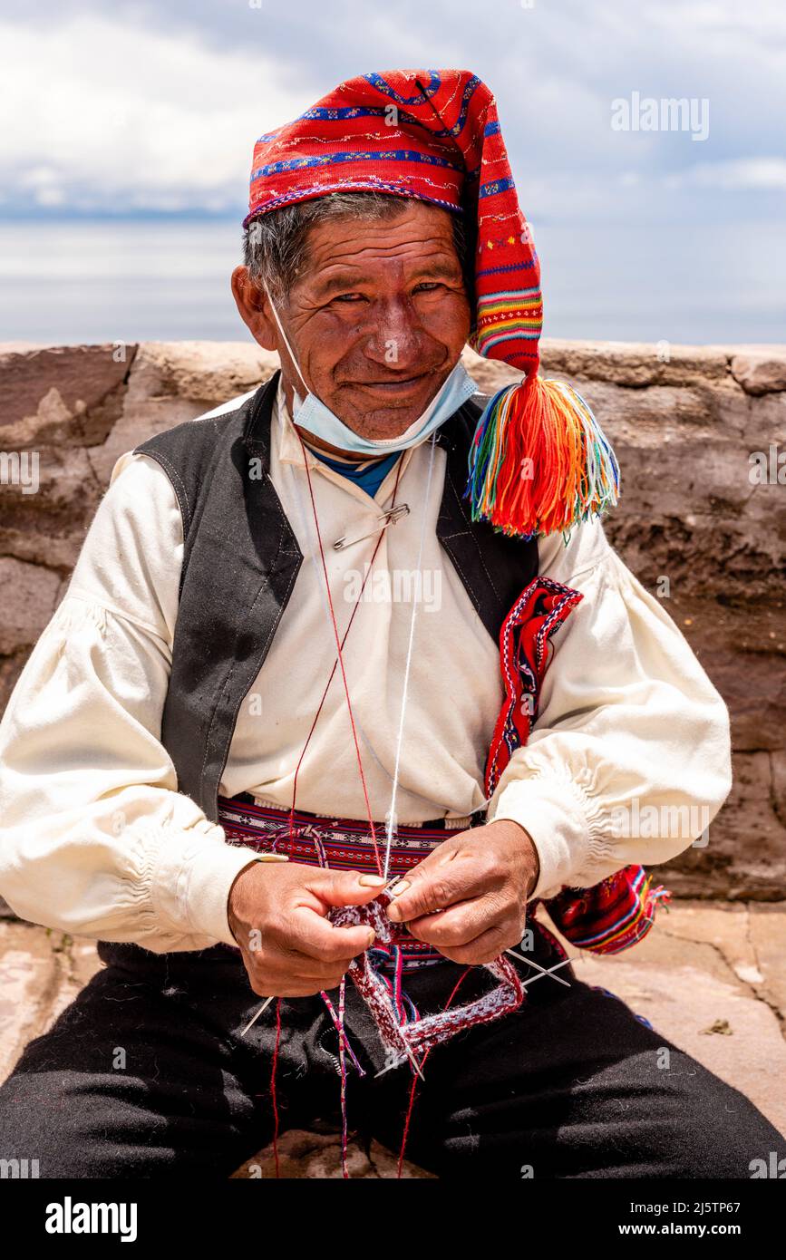 Un homme Taquileno (homme triant) en costume traditionnel, île Taquile, lac Titicaca, Puno, Pérou. Banque D'Images
